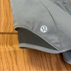 Lululemon Hotty hot 2.5” shorts size 4 gray